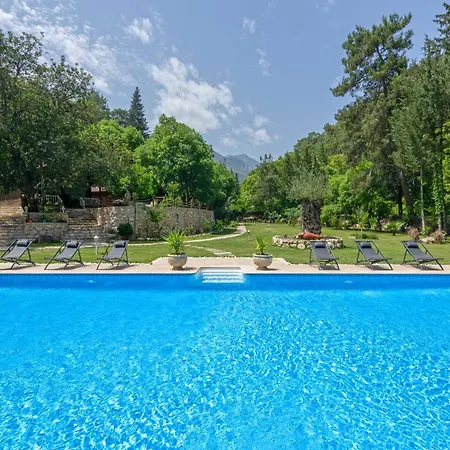 Lodge Yusalis Garden *